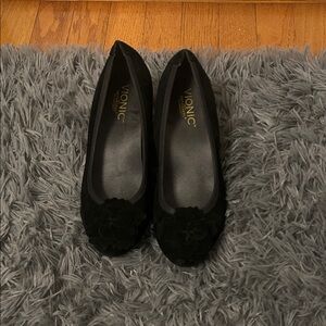 Vionic Women's Black Floral Heels